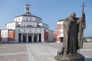 statua świętego jana pawła drugiego autorstwa Władysława Dudka 